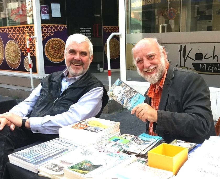 Von links nach rechts: Die beiden Vorsitzenden des Hagener Heimabtundes e. V., Jens Bergmann und Michael Eckhoff, beim Hagener „Parking Day“ auf der Lange Straße im Stadtteil Wehringhausen