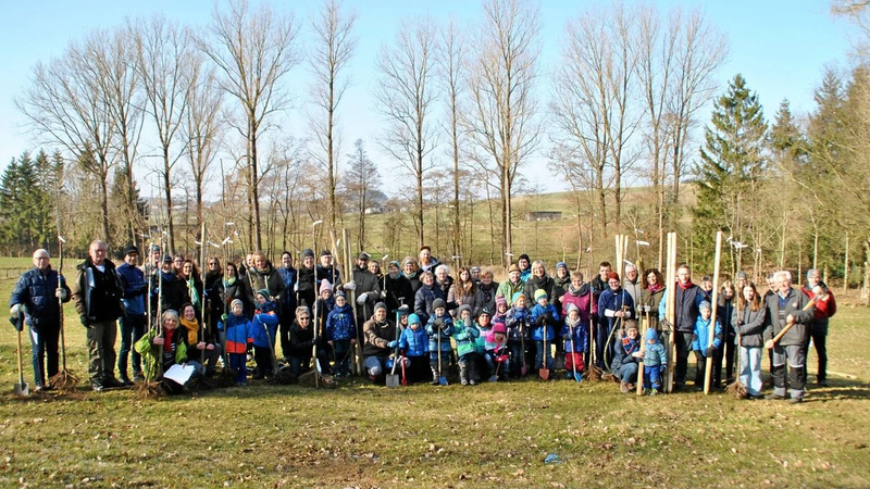 30 hochstämmige Apfel-, Birnen-, Kirsch- und Pflaumenbäume alter Sorten wurden gepflanzt. Foto/ Joachim Aue