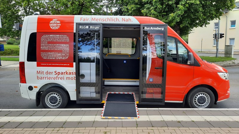 Barrierefreier Niederflurbus Arnsberg mit ausgeklappter Rollstuhlrampe Foto/ Bürgerbus Arnsberg e. V./ Dirk Thiekötter