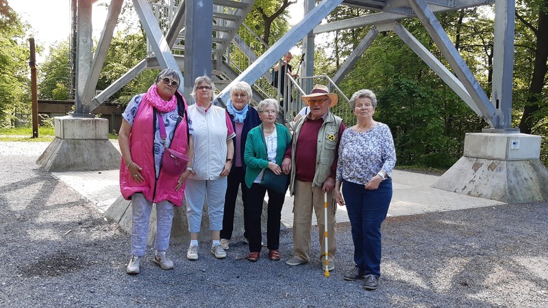 Eine Gruppe, die mit einem Fahrdienst zum Küppelturm gebracht wurde Foto/ Carlo Düring