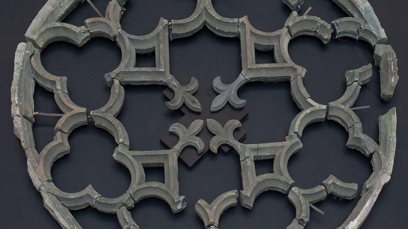 Nur am Original kann die historische Bauforschung mittelalterliche Arbeitsspuren und Bautechnik erkunden: Fensterrose aus dem 14. Jahrhunderts aus dem Kloster Wedinghausen in Arnsberg. Foto/ LWL/Lily Altmeyer