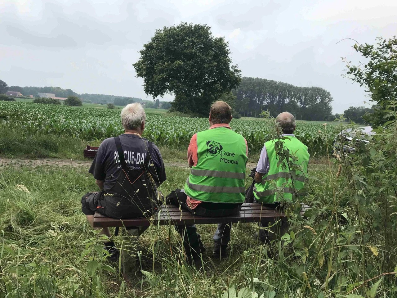 Die „Grünen Möppel“ ruhen sich nach dem Aufstellen einer Ruhebank aus.