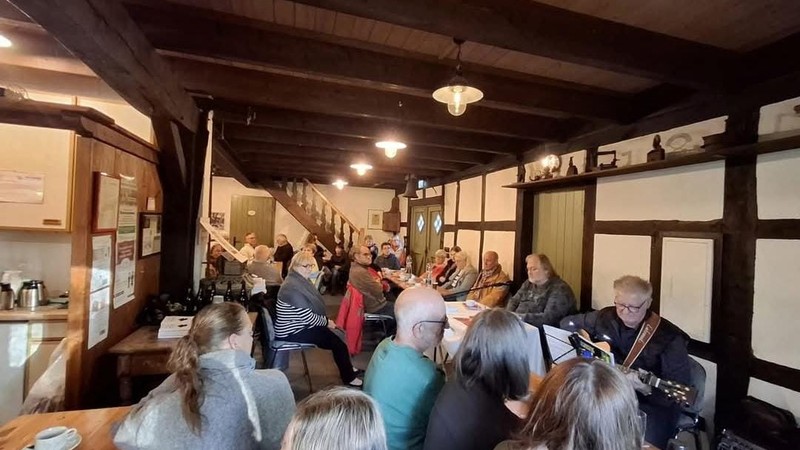 Literaturnachmittag in der Heimatscheune mit dem ehemaligen Kriminalkommissar Michael Sandkühler  Foto/ Heimatverein Marl e. V./M. Vorholt
