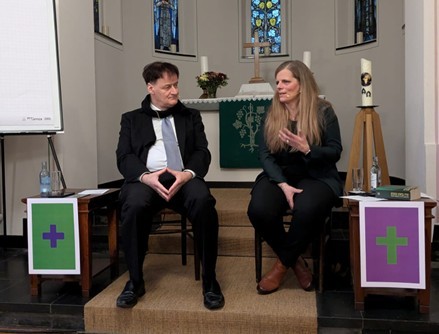 Die Superintendentin des Kirchenkreises Siegen-Wittgenstein, Kerstin Grünert, und  der Weltmeister im Kopfrechnen, Dr. Dr. Gert Mittring, beim Austausch in der Johanneskirche. Foto/ Evangelischer Kirchenkreis Siegen-Wittgenstein