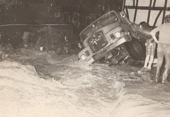 Das Hochwasser in der Möllerstraße war 1975 so gewaltig, dass der Stellplatz des LKW von Heinz Holtschmit unterspült wurde. Eine aufwendige Bergung des Fahrzeugs wurde noch in der Nacht mit zwei Krähnen duchgeführt.  Grafik/ Bildschirmausschnitt der Webse