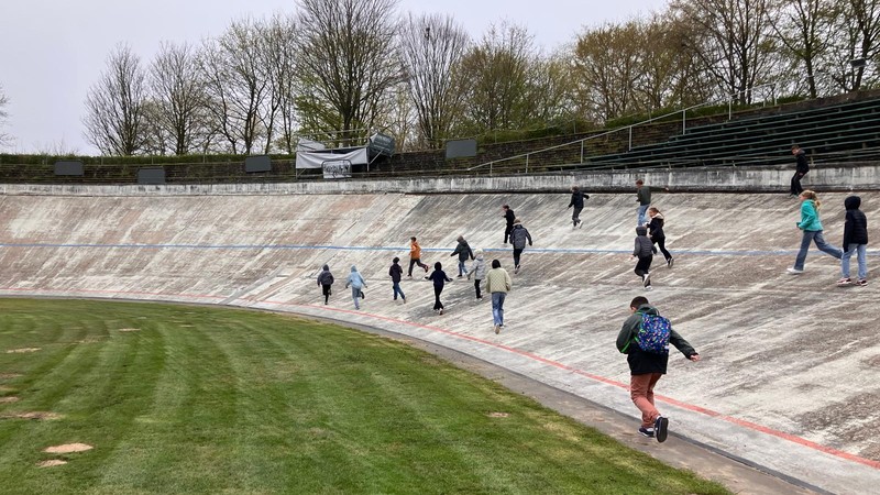 Schulkinder erobern die Radrennbahn in Bielefeld. Foto/ Förderverein Radrennbahn Bielefeld e. V.