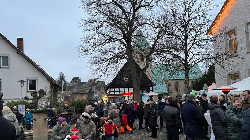 Empfang auf dem Weihnachtsmarkt am 9. Dezember 2023 zur Eröffnungsfeier des renovierten Dorfkrug Kirchdornberg Foto/ Nadja Relin