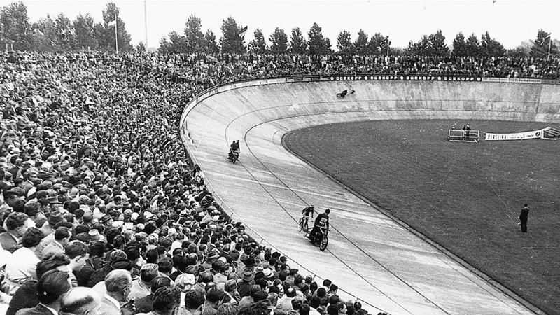 Die Sportstätte hat viele spannende Geschichten zu erzählen — das Foto zeigt  die Deutsche Meisterschaft der Steher über 100 km am 6. August 1961. Foto/ Stadtarchiv Bielefeld/G. Rudolf