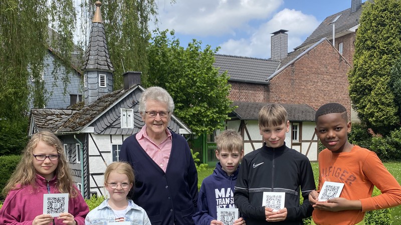Von links Sofie Daus, Charlotte Thomas, Traute Fries, Friedrich Grote, Jonte Kraft, Jordan Liebl, es fehlt Tom Betz. Am AK beteiligten sich in der ersten Phase auch die Schüler Saif Alijarjawi, Hamam Albag und Ali Chahrour. Foto/ Anna Lena Fuchs