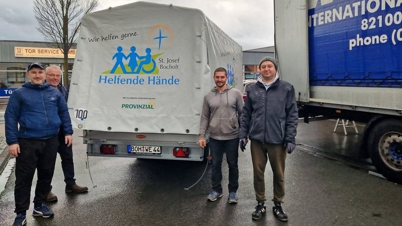 Im Dezember 2023 wurde ein LKW von Helferinnen und Helfern beladen.  Foto/ Alfred Deinert