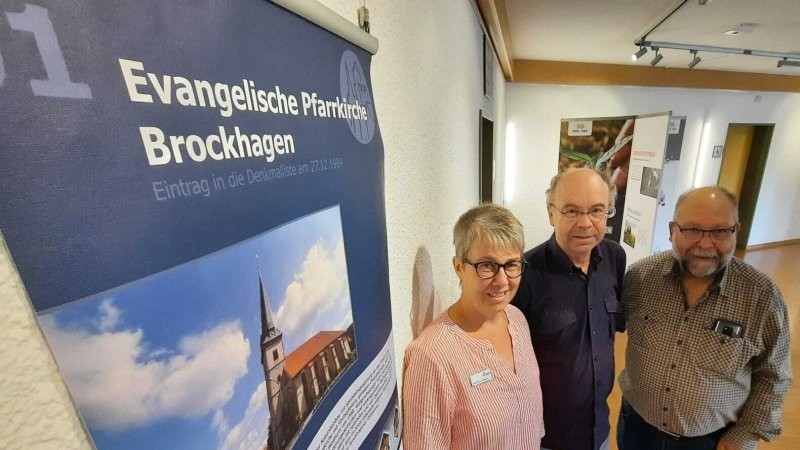 Udo Waschkowitz und Jürgen Obelode vom Heimatverein Steinhagen e. V. präsentieren gemeinsam mit Heidrun Landwehr von der Unteren Denkmalbehörde die erste Schautafel der Ausstellung(von rechts). Foto/ Haller Kreisblatt/©Jonas Damme