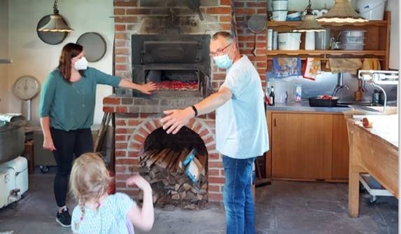 Erklärung des traditionellen Backofens durch Willi, den ehrenamtlichen Bäcker Foto/ Heimatverein Dolberg e. V.