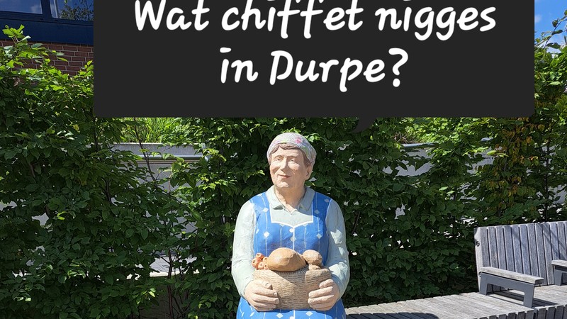 Eine Betonfigur der „Alltagsmenschen“ der Bildhauerin Christel Lechner auf dem Dorfplatz in Ostenland. Foto/ Johannes Wiesing