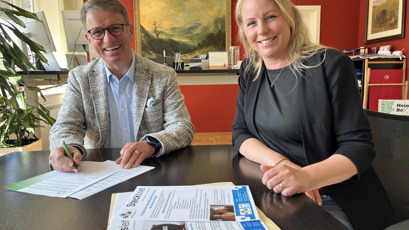 Katharina Serinelli, Ehrenamtsmanagerin des Kreises Höxter, und Landrat Michael Stickeln schreiben die rund 1.000 Vereine im Kreis an, um sie über den genauen Ablauf zu informieren.  Foto/ Kreis Höxter
