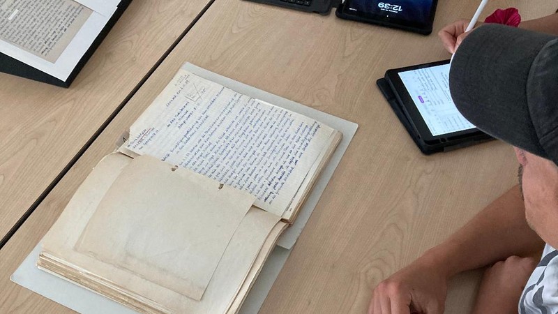 Schülerinnen und Schüler arbeiten im Stadtarchiv Münster mit Archivgut. Foto/ Jan Hoffrogge/Stadtarchiv