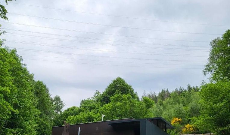 Am Ende des sogenannten EisenZeitReiseWeges liegt die Ausgrabungsstätte – mittlerweile hinter einem Schutzbau aus Cortenstahl, der sie vor Umwelteinflüssen schützt. Foto/ Kreis Siegen-Wittgenstein
